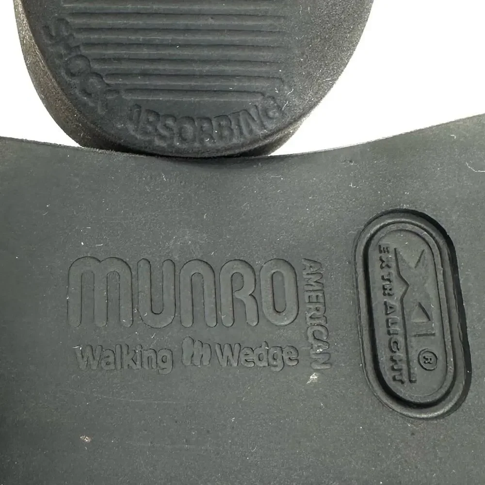 Munro Black Leather Platform Wedges Size 9.5 Zipper Closure Low Top Lightweight